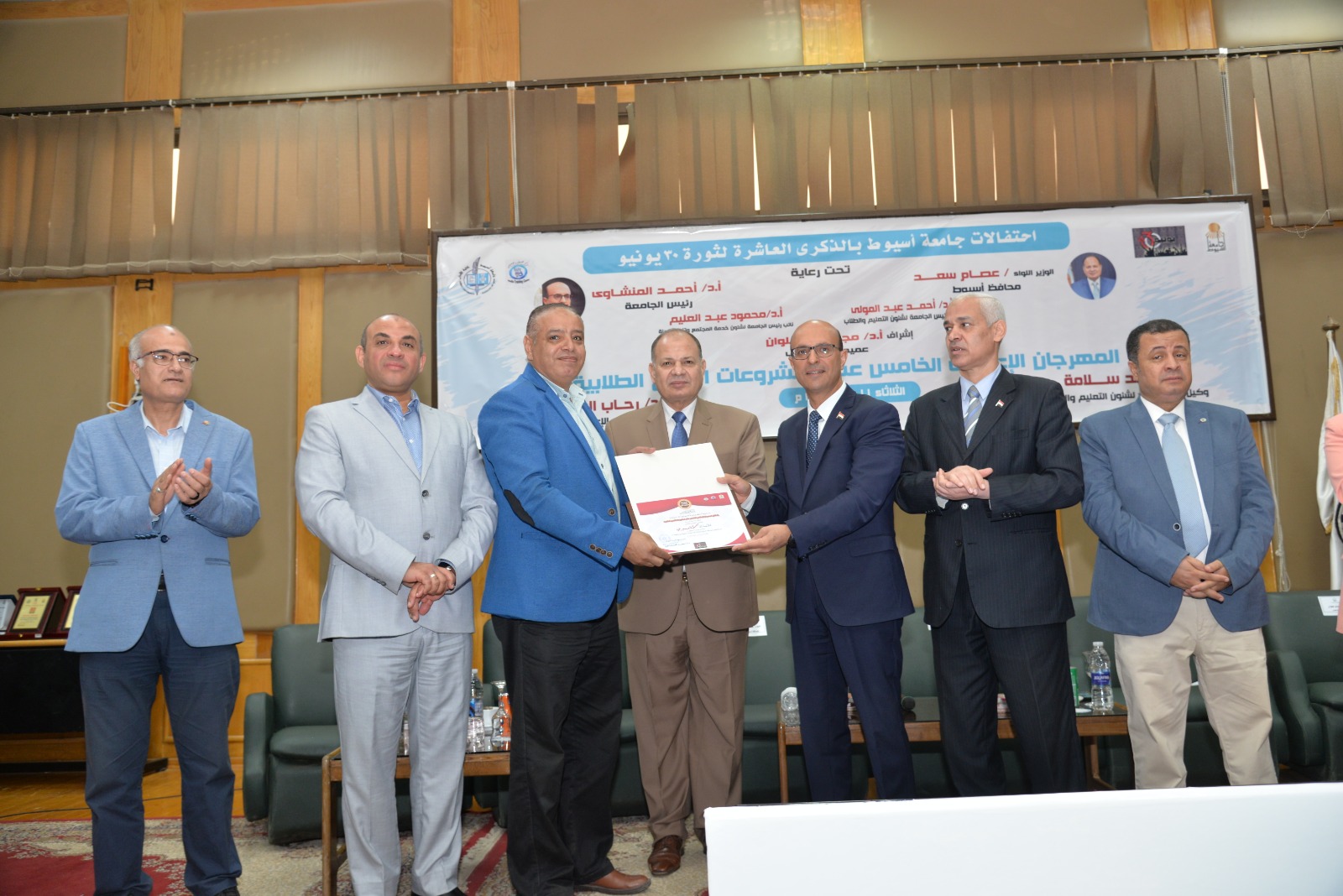 رئيس جامعة أسيوط يكرم العسيري الصحفي الجمهورية أون لاين 