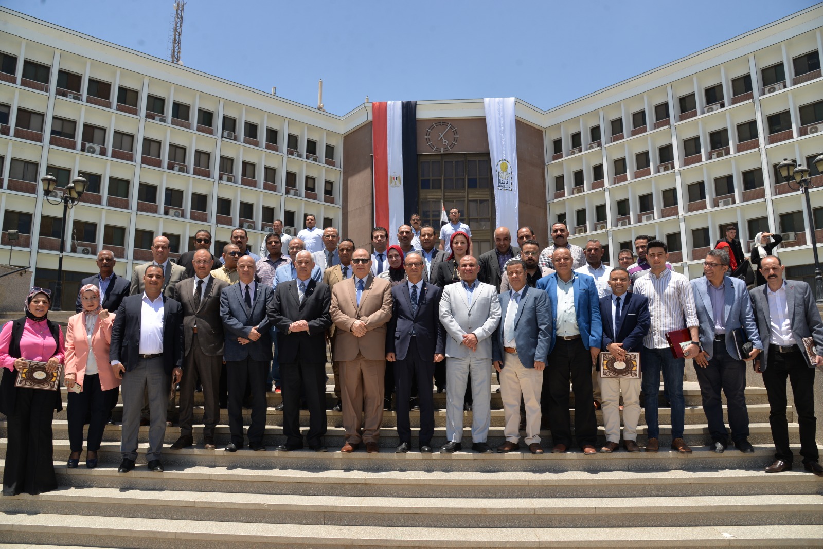 رئيس جامعة أسيوط يكرم العسيري الصحفي الجمهورية أون لاين 