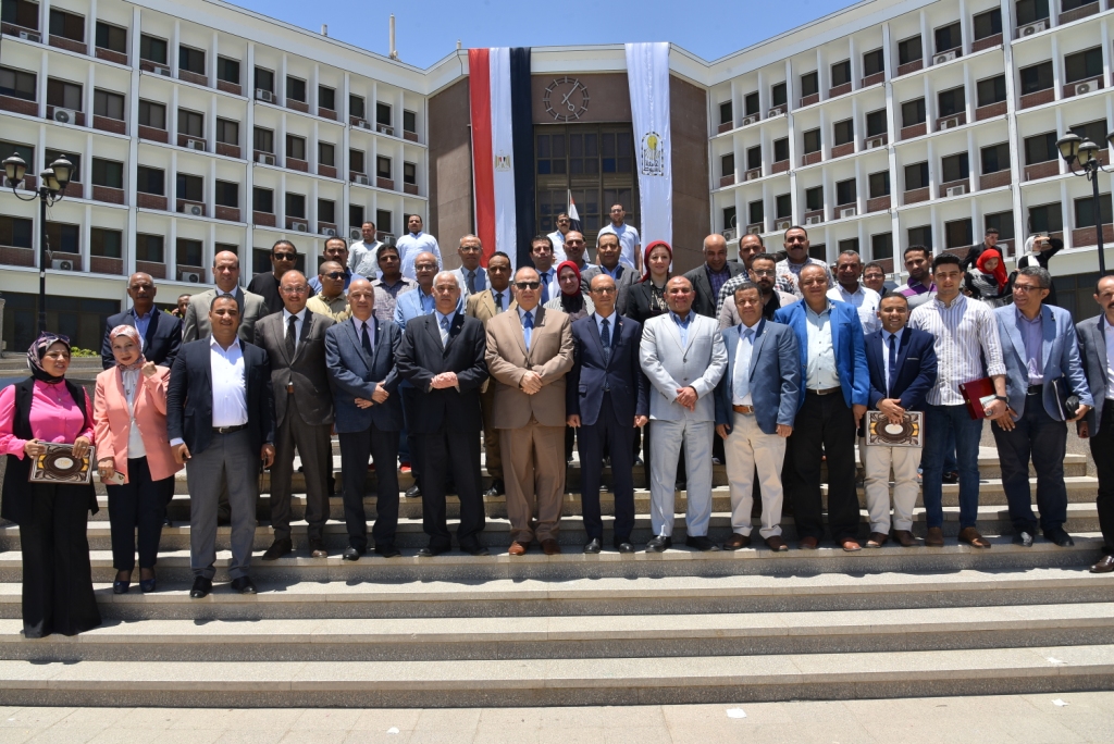 رئيس جامعة أسيوط يكرم العسيري الصحفي الجمهورية أون لاين 