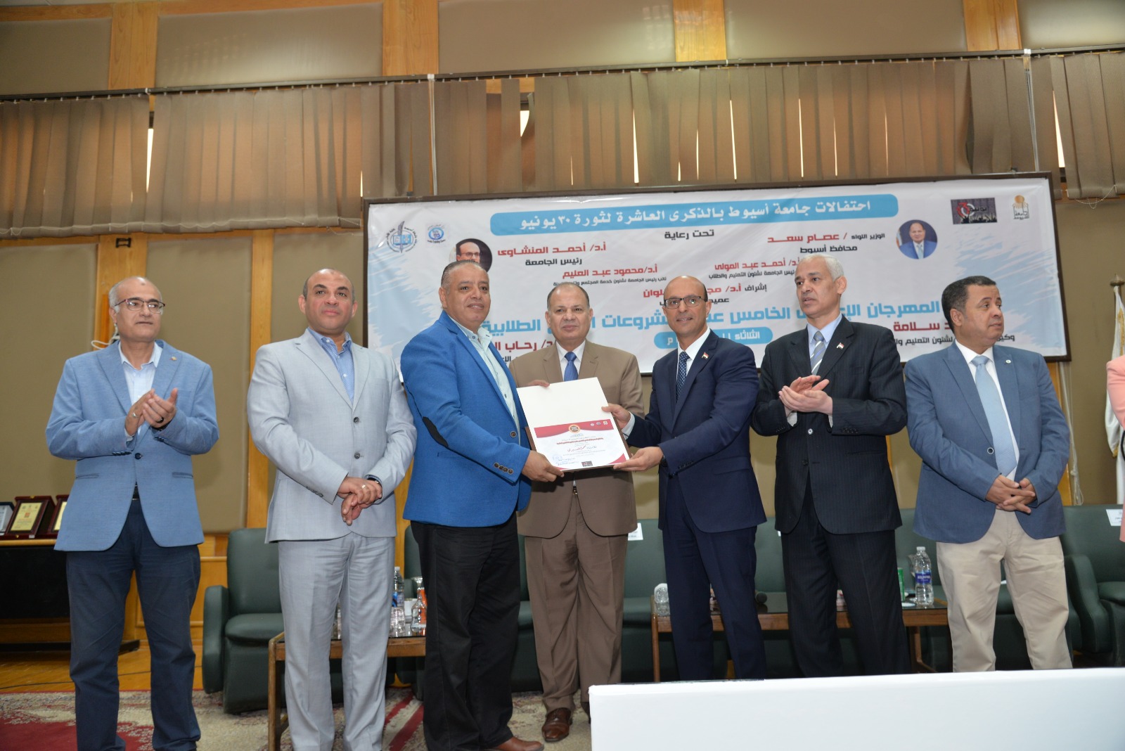 رئيس جامعة أسيوط يكرم العسيري الصحفي الجمهورية أون لاين 