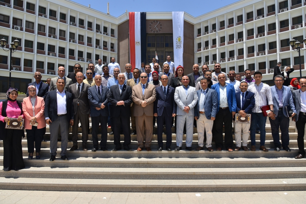 رئيس جامعة أسيوط يكرم العسيري الصحفي الجمهورية أون لاين 