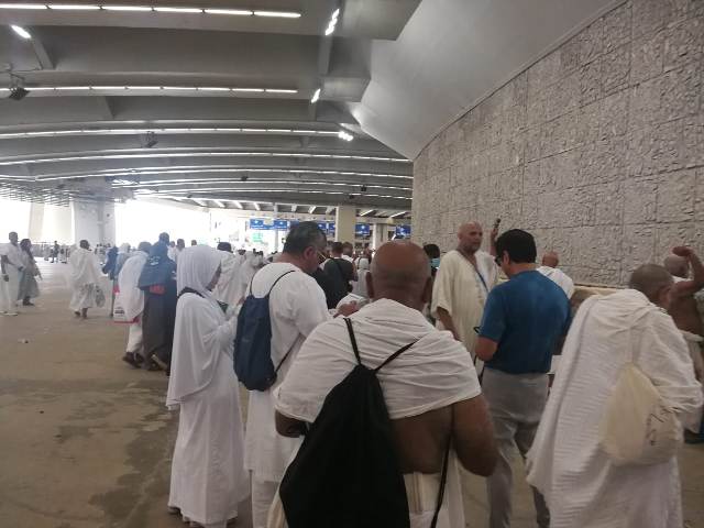 ملايين حاج يقفون بعرفة بسلام.. ويرمون جمرات العقبة الكبري