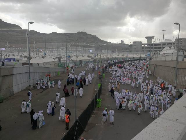 ملايين حاج يقفون بعرفة بسلام.. ويرمون جمرات العقبة الكبري