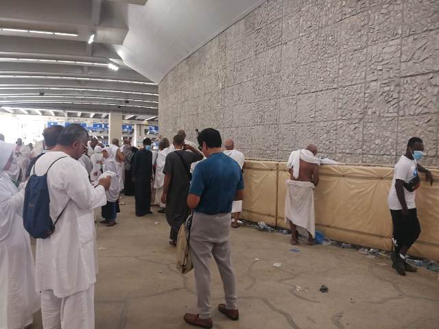 ملايين حاج يقفون بعرفة بسلام.. ويرمون جمرات العقبة الكبري