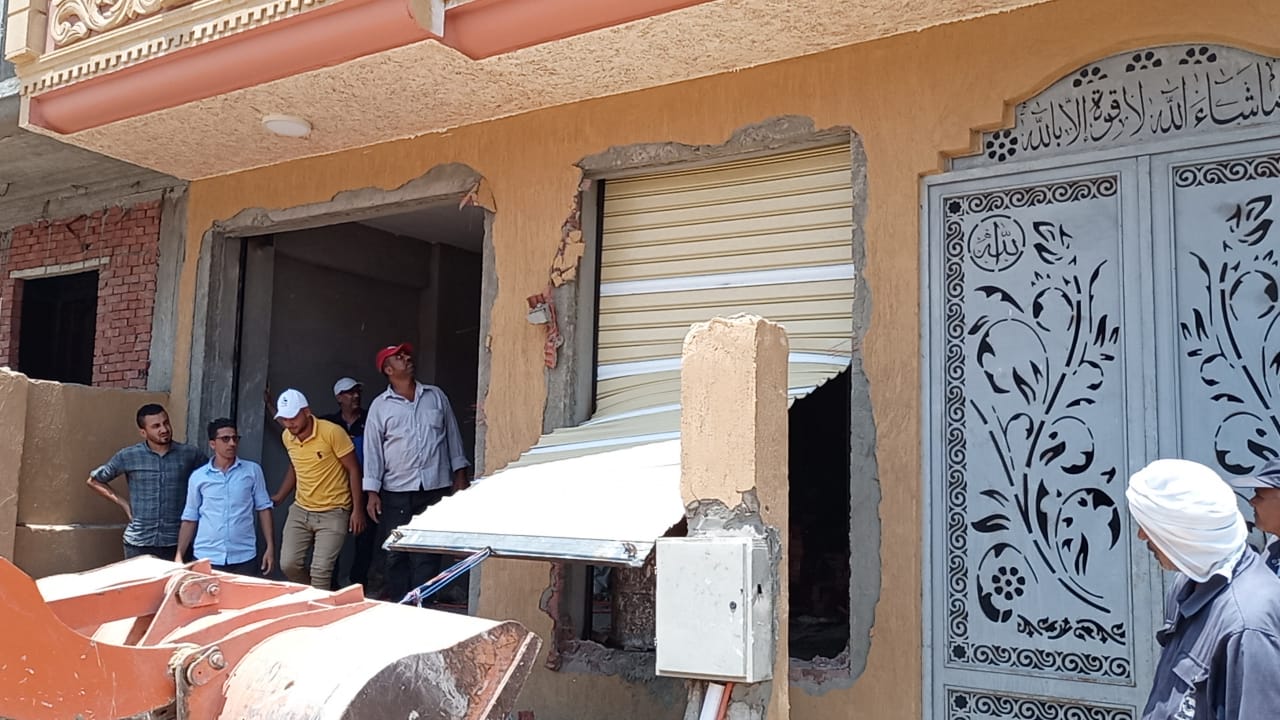 جهاز مدينة العاشر من رمضان يواصل حملات إزالة الإشغالات وضبط المخالفات بالمدينة
