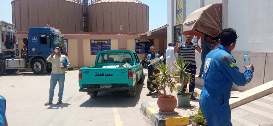 توزيع زجاجات المياه على المواطنين و العاملين بوحدة مرور قويسنا