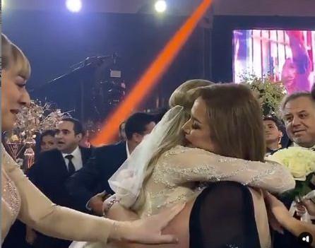 قبلة من احمد فهمى لزوجتة هنا الزاهد لحظة دخولها الكوشة.. صور