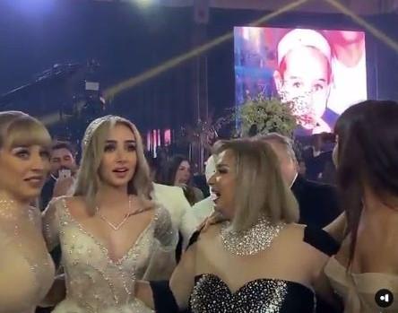 قبلة من احمد فهمى لزوجتة هنا الزاهد لحظة دخولها الكوشة.. صور