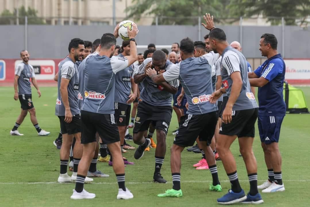 شاهد بالصور.. إستقبال لاعبي الأهلي لـ موديست فى ممر شرفى