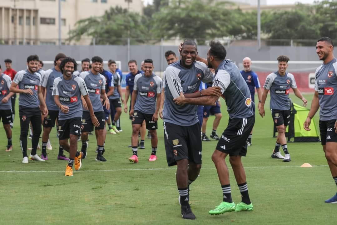 شاهد بالصور.. إستقبال لاعبي الأهلي لـ موديست فى ممر شرفى