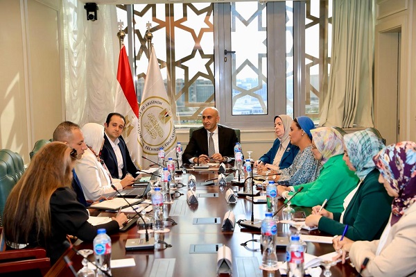 وزير التربية والتعليم ووفد مؤسسة حياة كريمة
