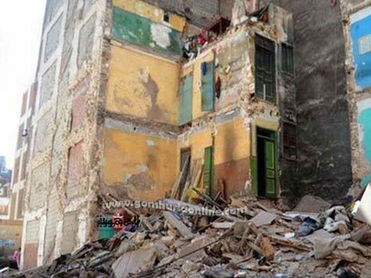 انهيارعقارقديم بالعطارين 