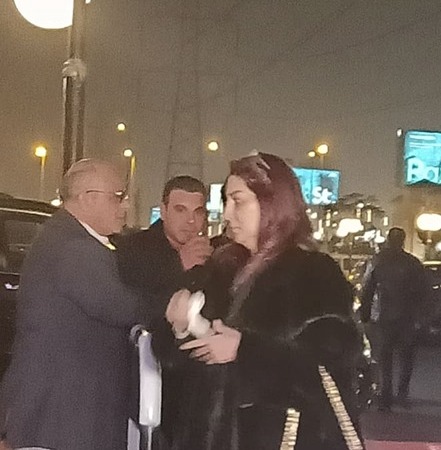 وصول الفنانة وفاء عامر وزوجها المنتج محمد فوزى عزاء مدير أعمال محمد منير
