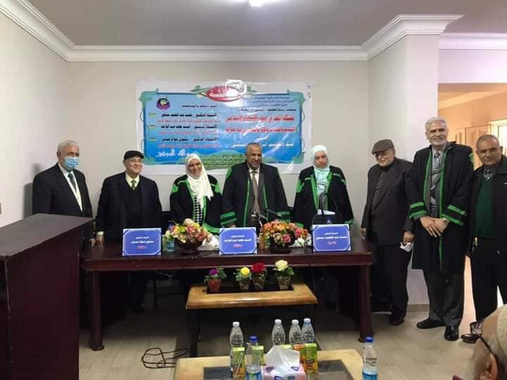 الباحث مع لجنة المناقشة والحكم على الرسالة