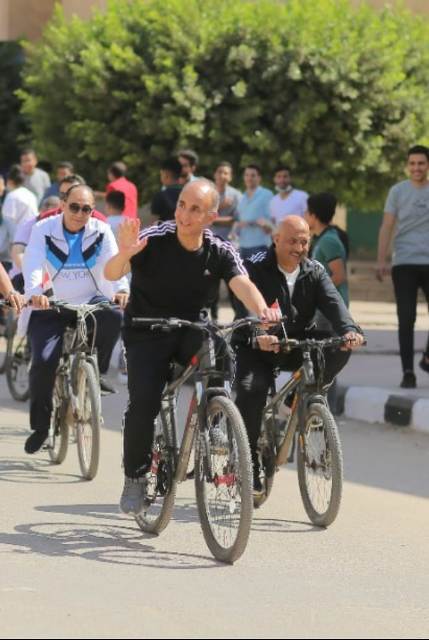 رئيس جامعة الزقازيق يتقدم ماراثون للدراجات داخل الحرم الجامعي