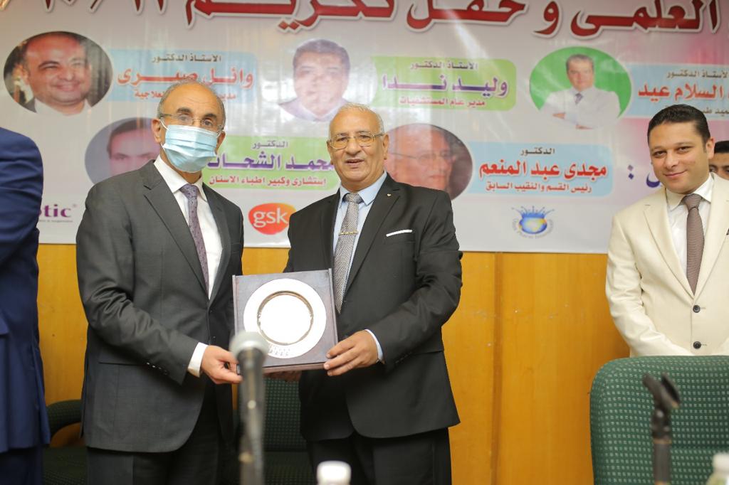 رئيس جامعة الزقازيق يشهد فعاليات اليوم العلمى لقسم الأسنان وحفل تكريم المحالين للمعاش  