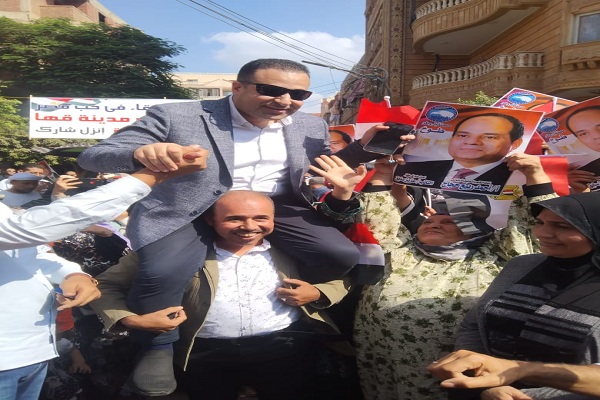 النائب أحمد بدوى يقود المسيرة 
