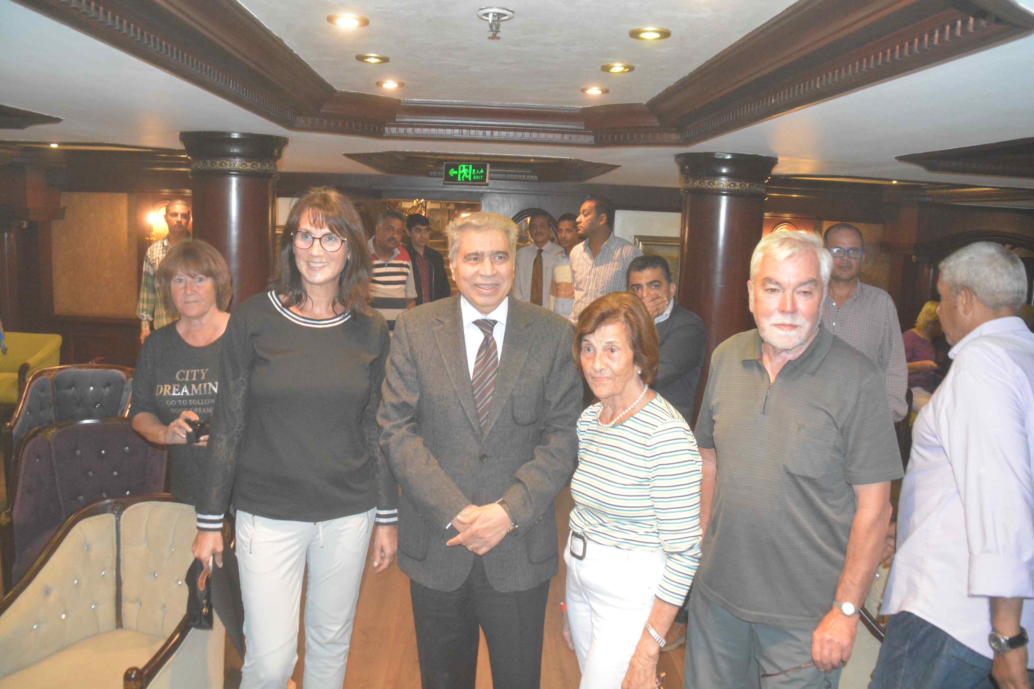 محافظ المنيا مع السائحين 