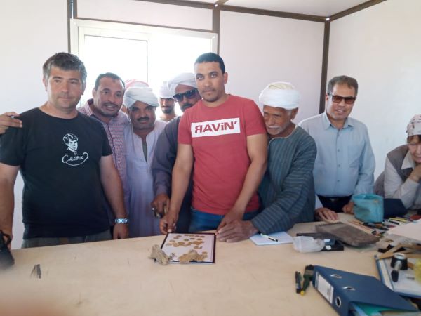 البعثة الروسية الأثرية بالفيوم تعثر على 28 دينارا ذهبيا فى منطقة دير البنات.. بالصور