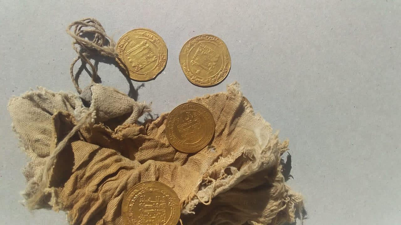 اكتشاف دنانير من العصر العباسي بالفيوم