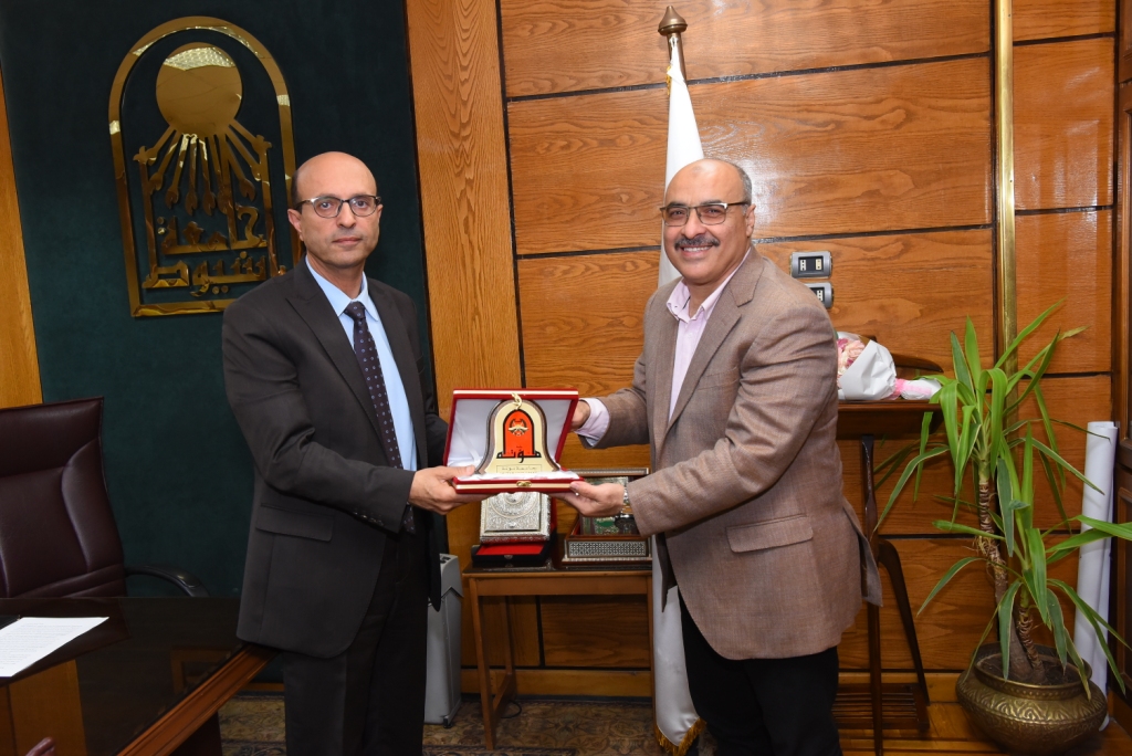 رئيس جامعة أسيوط يتسلم درعاً تذكرياً مقدماً من جامعة مؤتة الأردنية