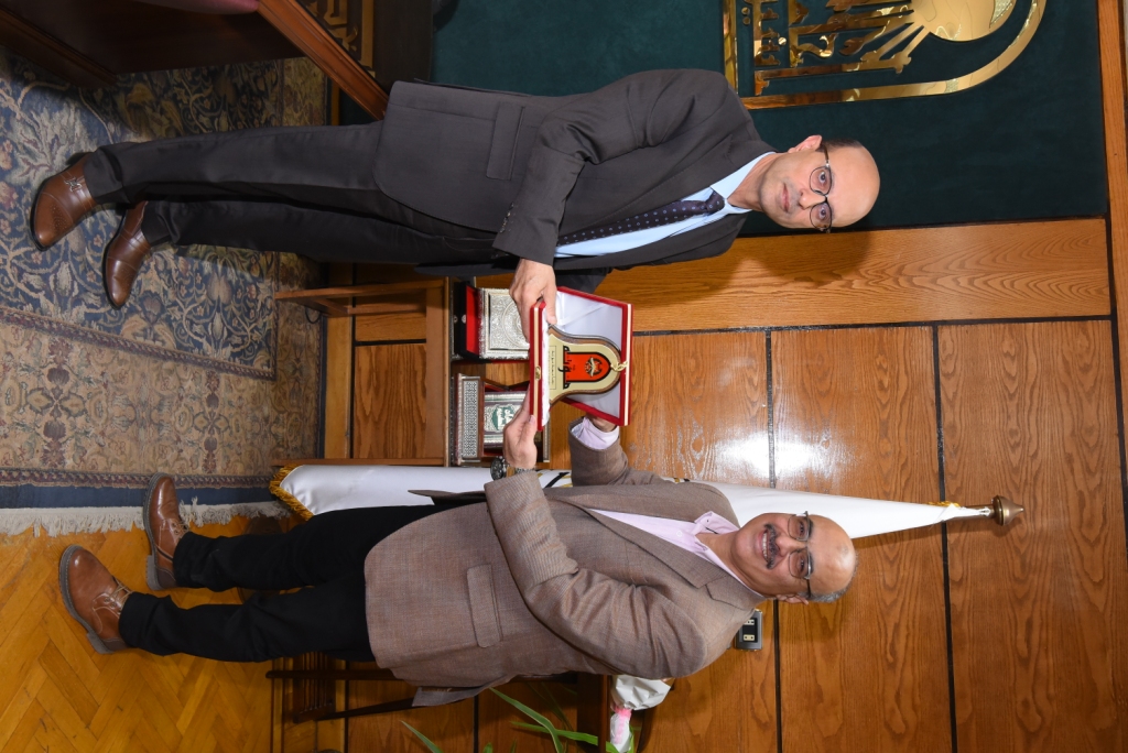 رئيس جامعة أسيوط يتسلم درعاً تذكرياً مقدماً من جامعة مؤتة الأردنية