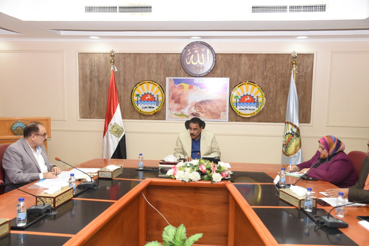 شعيب يتابع توصيل مرفق شبكة الاتصالات بمدن مطروح 