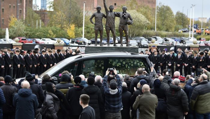 جنازة مهيبة للاسطورة بوبي تشارلتون