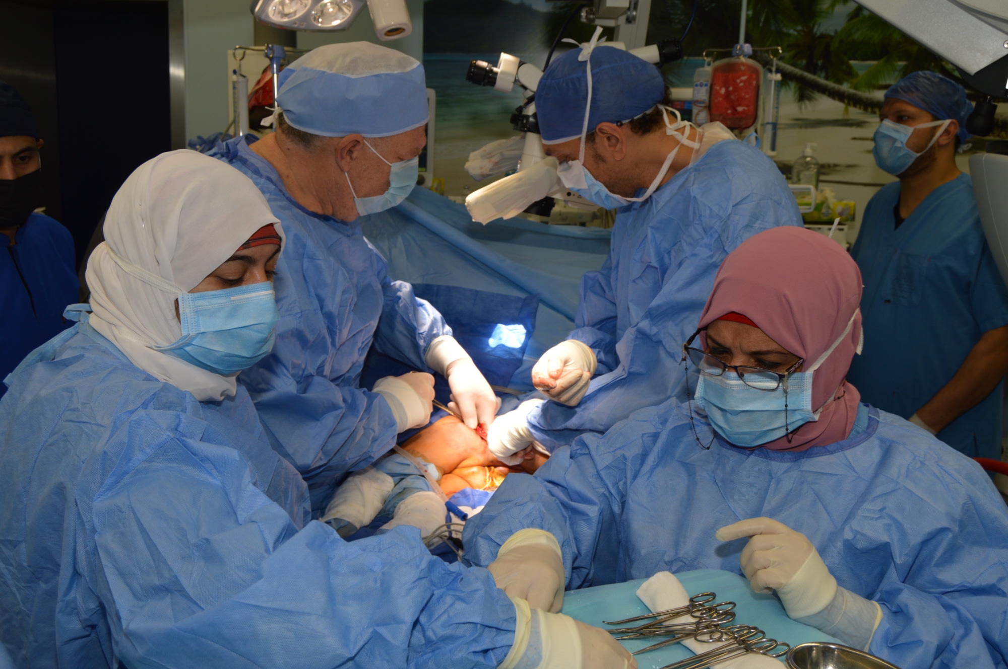 مستشفيات جامعة عين شمس تنجح في إجراء جراحة دقيقة ونادرة لفصل تؤام ملتصق