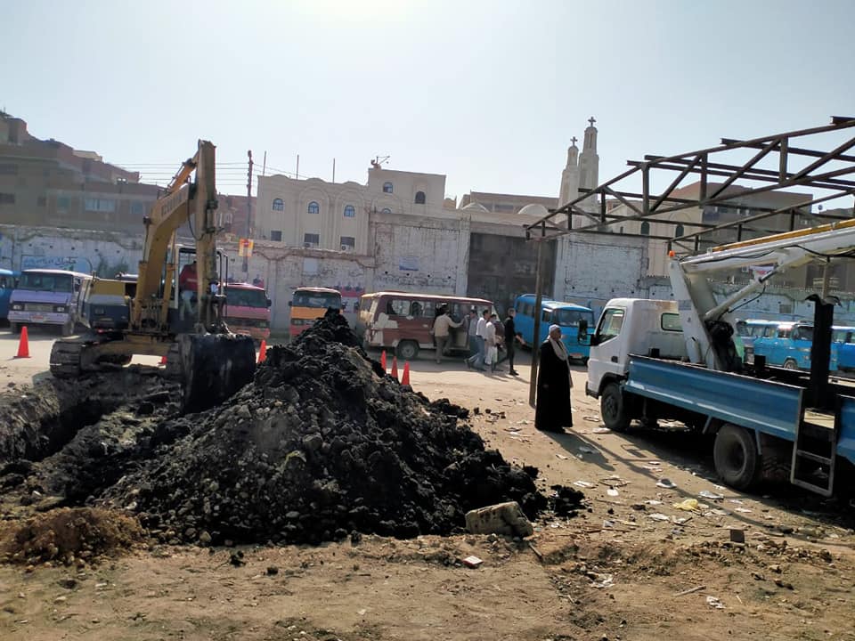 بدء اعمال الحفر الخاصة بانشاء الكوبري العلوي بقويسنا ورصف طريق وصيف ميت برة.. صــــور