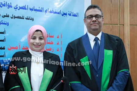 الباحثة بعد المناقشة