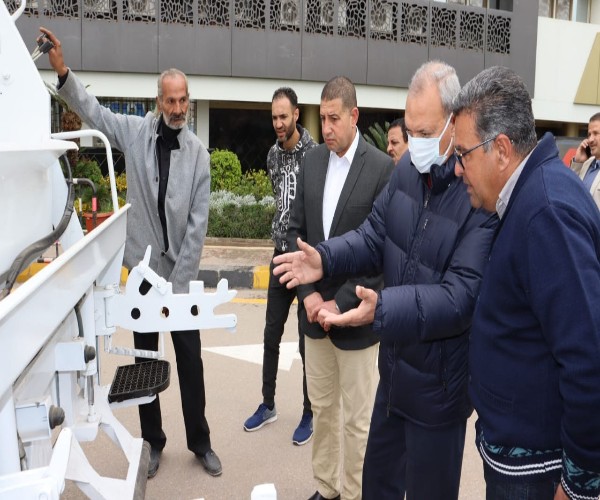 محافظ القليوبية يشهد استلام 6 سيارات ولودر لدعم منظومة النظافة 