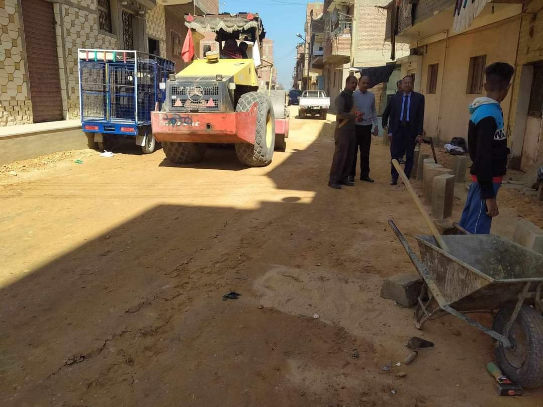   تنفيذ أعمال رصف وتمهيد الطرق والشوارع بمراكز المنيا 