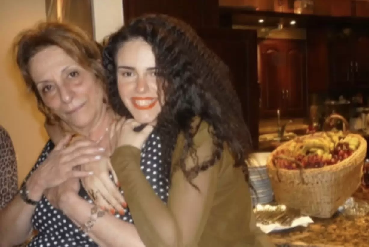 دنيا عبد العزيز ووالدتها 