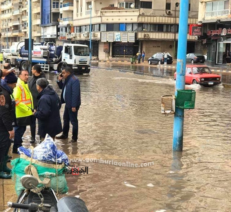 اللواء محمد الشريف يتابع كسح تجمعات المياه عى مستوى المحافظة - تصوير عزت السمرى 