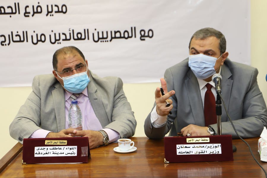 سعفان يلتقي العمالة العائدة من الخارج بالبحر الأحمر لمساعدتهم في عمل مشروعات صغيرة