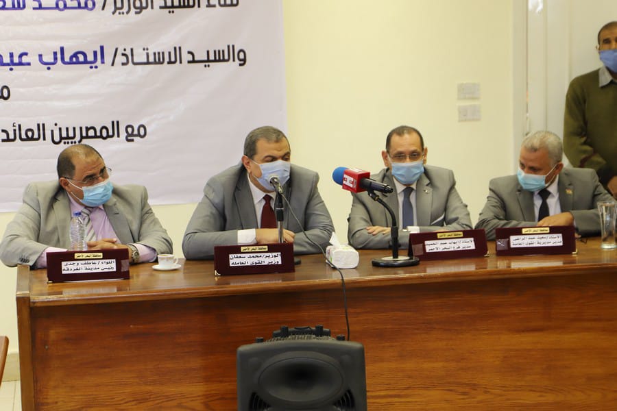 سعفان يلتقي العمالة العائدة من الخارج بالبحر الأحمر لمساعدتهم في عمل مشروعات صغيرة