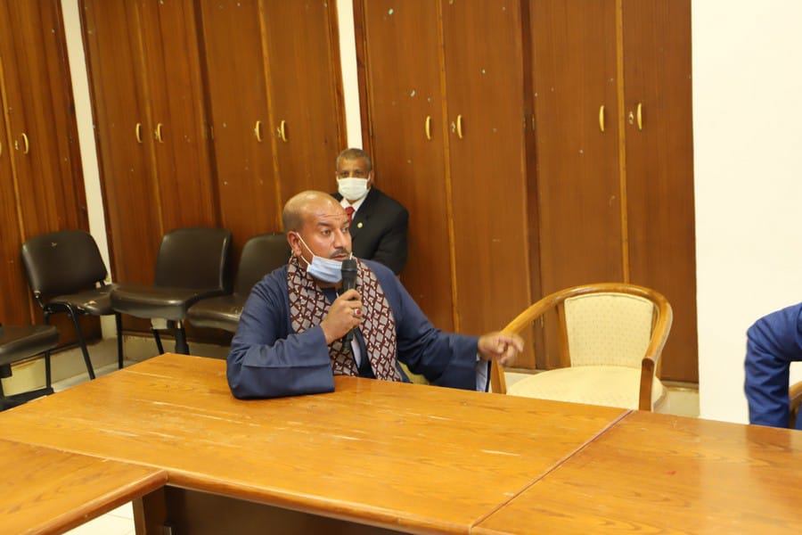 سعفان يلتقي العمالة العائدة من الخارج بالبحر الأحمر لمساعدتهم في عمل مشروعات صغيرة