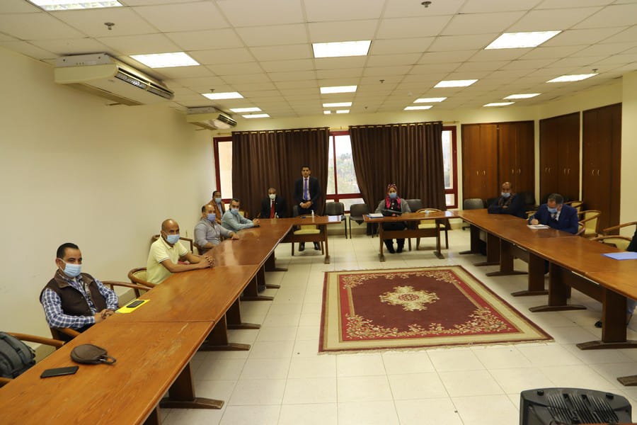 سعفان يلتقي العمالة العائدة من الخارج بالبحر الأحمر لمساعدتهم في عمل مشروعات صغيرة