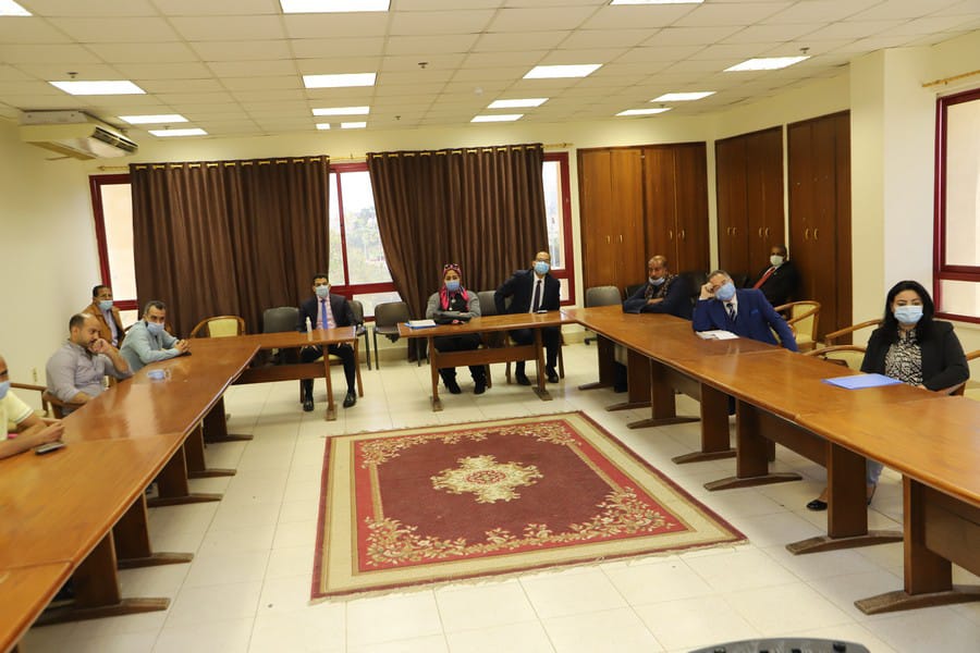سعفان يلتقي العمالة العائدة من الخارج بالبحر الأحمر لمساعدتهم في عمل مشروعات صغيرة