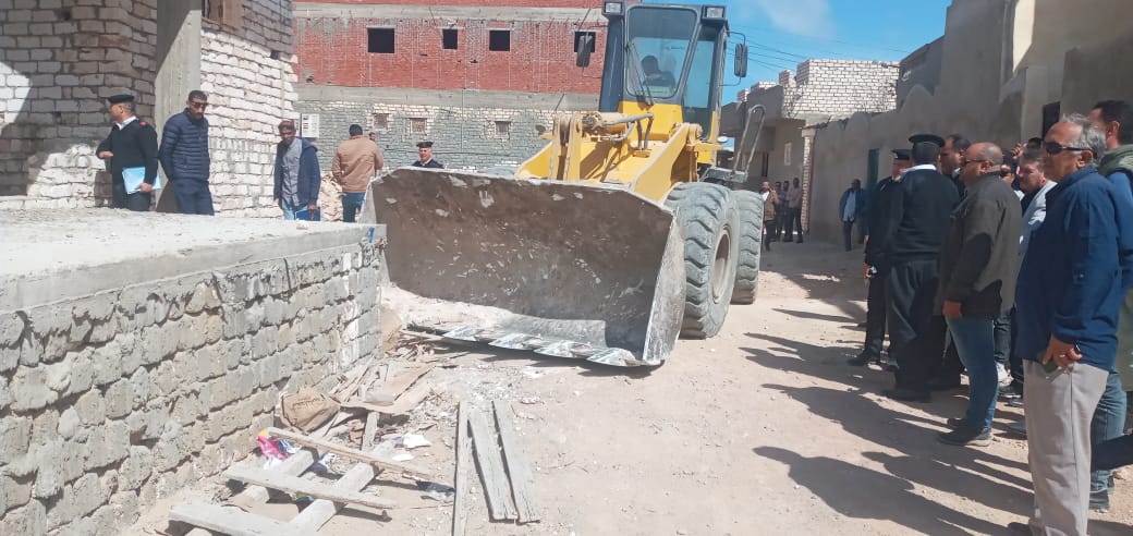 حملات مكبرة لإزالة التعديات علي الاراضي بمدن مطروح