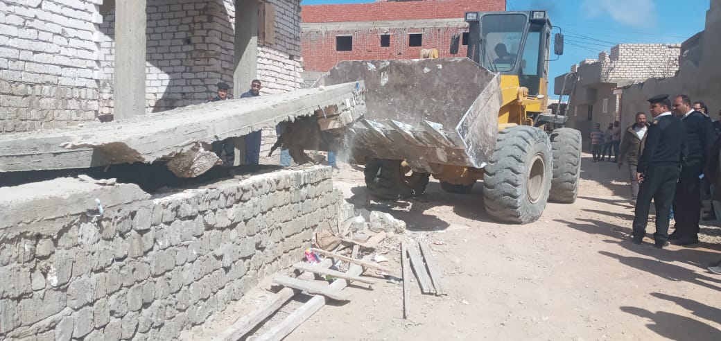 حملات مكبرة لإزالة التعديات علي الاراضي بمدن مطروح