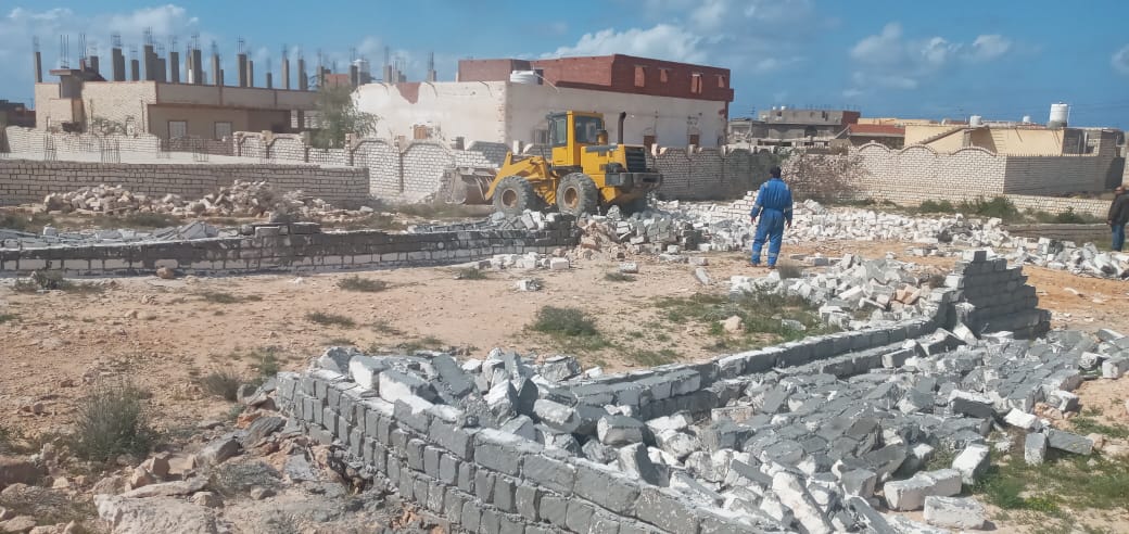 حملات مكبرة لإزالة التعديات علي الاراضي بمدن مطروح