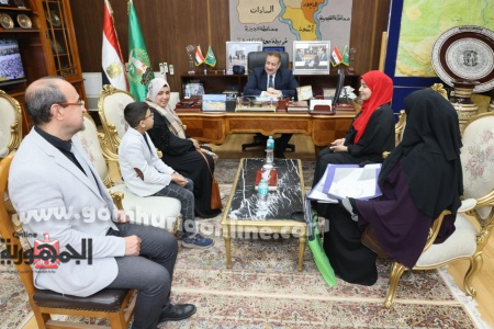 محافظ المنوفية يلبي رغبة طالب مريض سرطان ويقدم الدعم لذوي الهمم