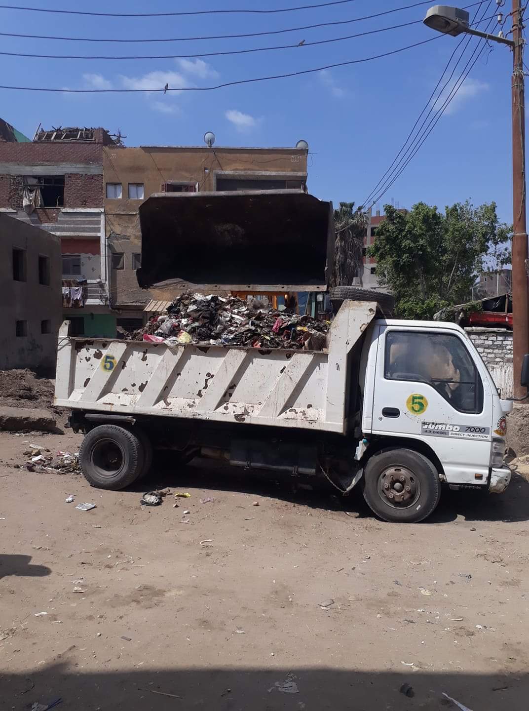 شباب ذات الكوم يطهرون شوارع القرية بالجهود الذاتية