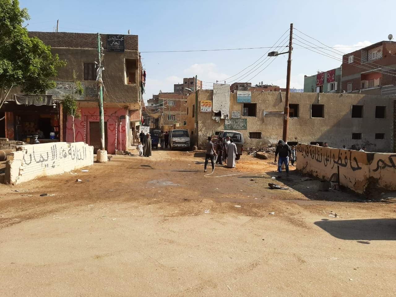 شباب ذات الكوم يطهرون شوارع القرية بالجهود الذاتية