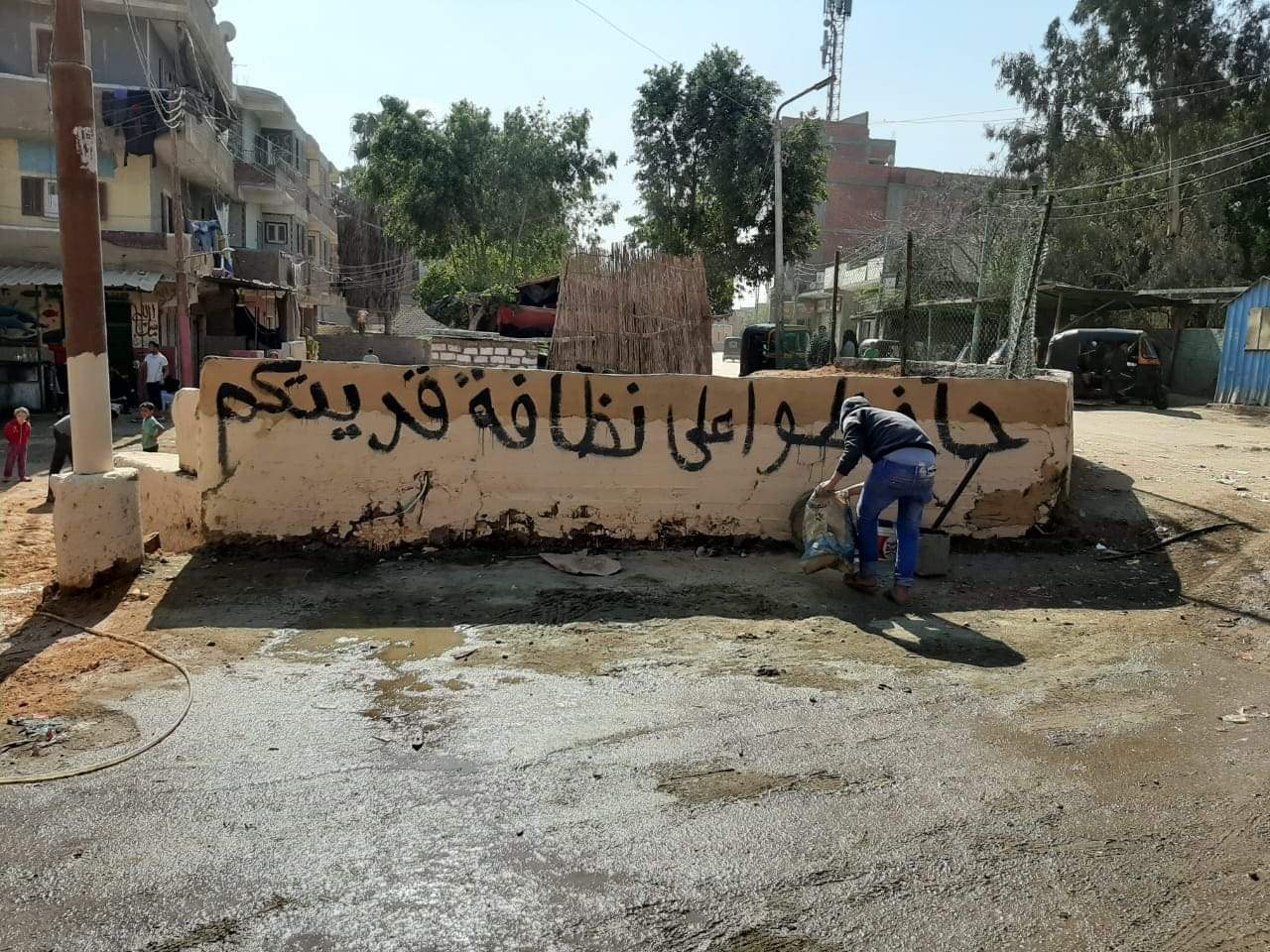 شباب ذات الكوم يطهرون شوارع القرية بالجهود الذاتية