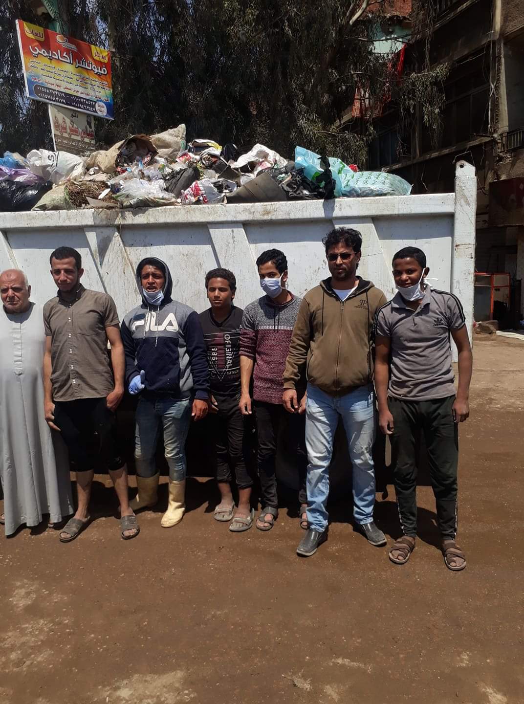 شباب ذات الكوم يطهرون شوارع القرية بالجهود الذاتية