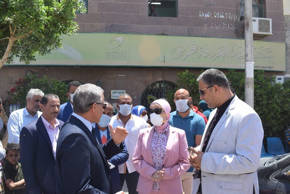 بالصور .. إنتظام صرف المنحة للعمالة غير منتظمة  بالبحرالأحمر