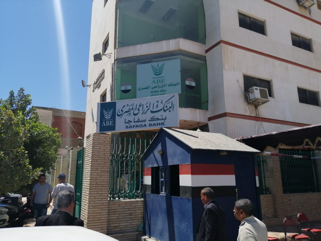 بالصور .. إنتظام صرف المنحة للعمالة غير منتظمة  بالبحرالأحمر